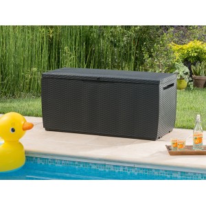 Schwarze Kissenbox Capri in Rattanoptik zur Aufbewahrung von Gartenauflagen.