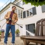 Mann reinigt Holzbank mit Kärcher Hochdruckreiniger K 3 Premium Car & Home. Inkl. Zubehör für Auto & Garten.