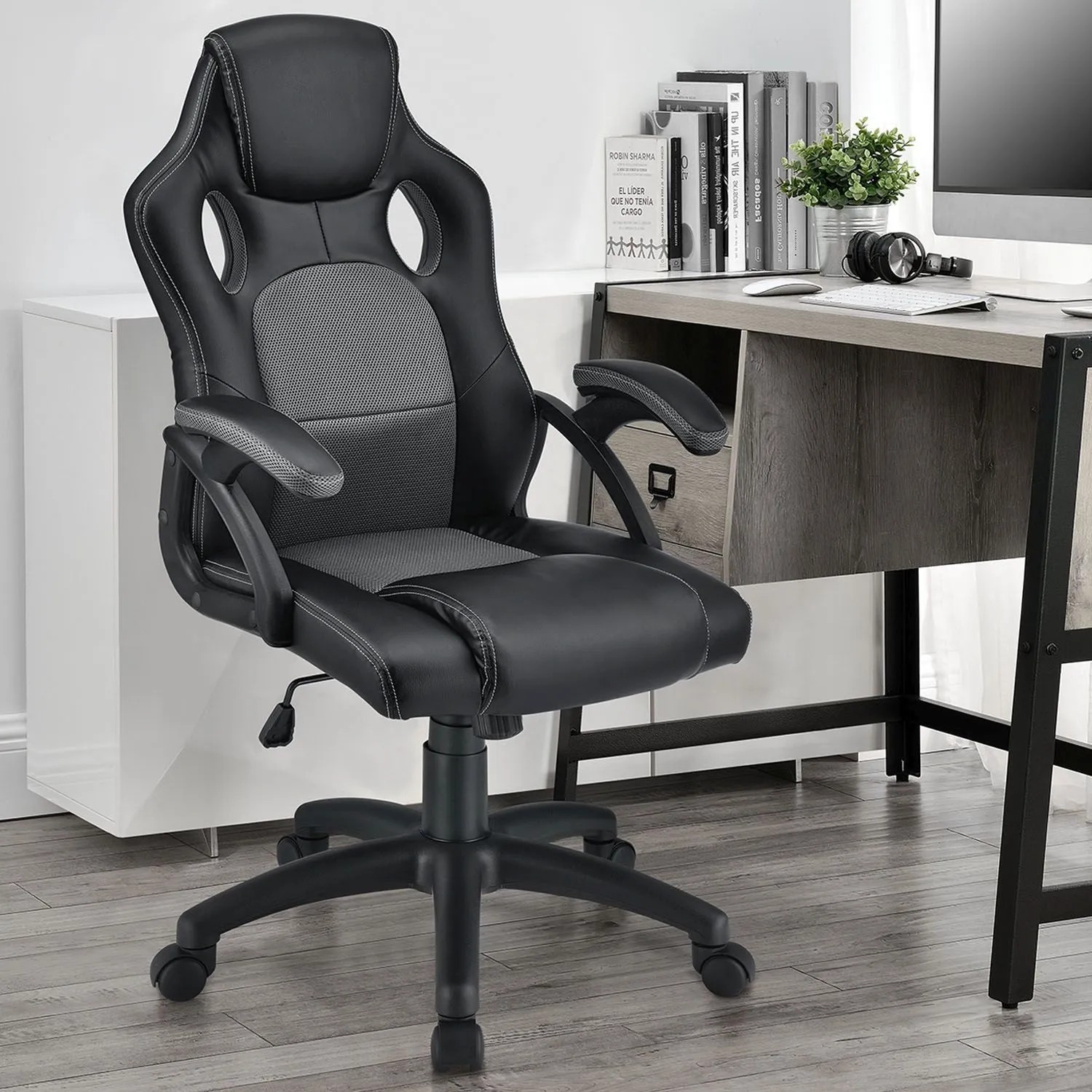 Grauer Juskys Racing Schreibtischstuhl Montreal mit Kunstlederbezug und ergonomischer Form.