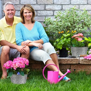4er Set Relaxdays Zinkwannen, silber verzinkt, mit Blumen und Paar im Garten.