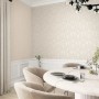 Beige-blaue Marburg Vliestapete im Landhausstil mit floralem Muster an der Wand.