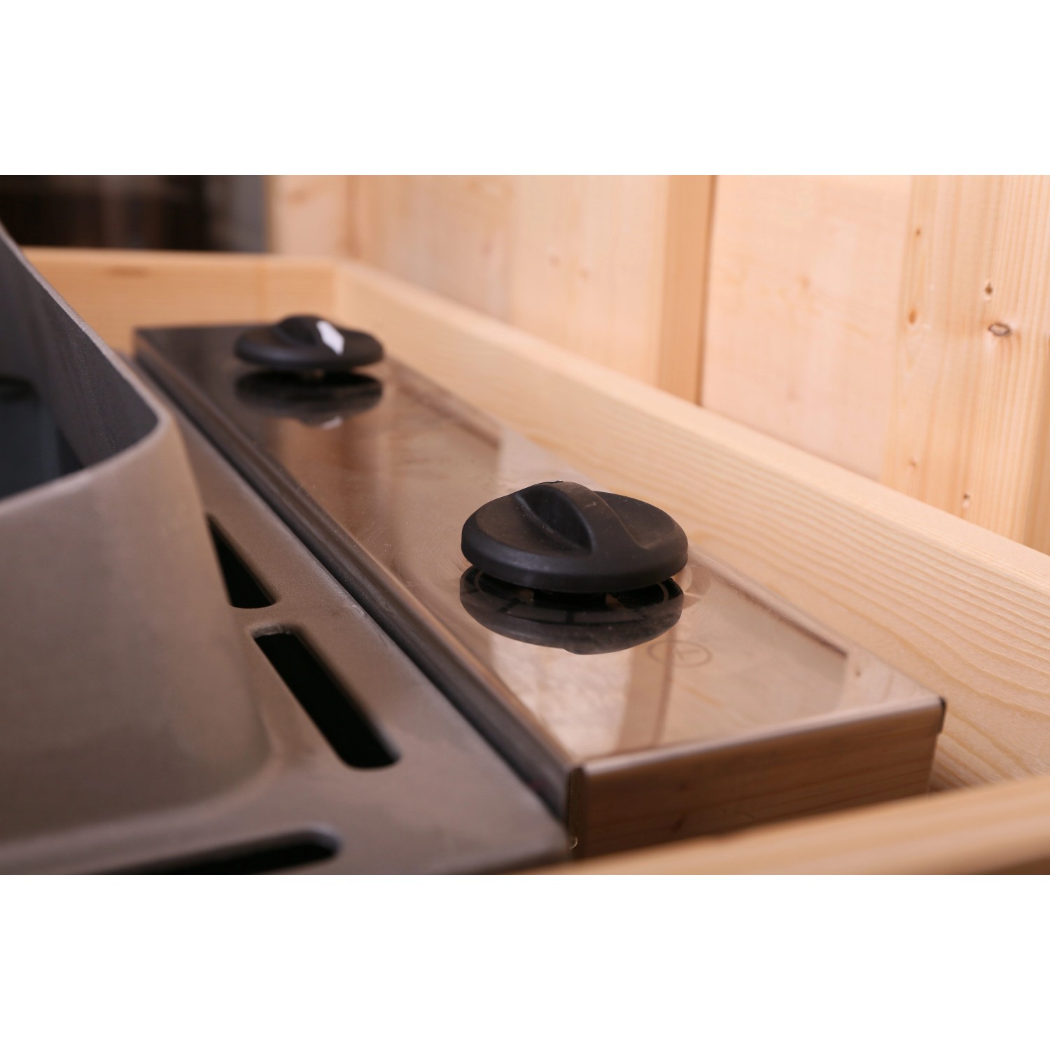 Detailaufnahme: Karibu Saunaofen Edelstahl 9 kW mit integrierter Steuerung.