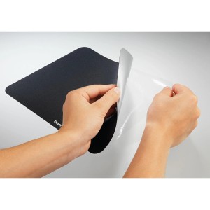 Schwarzes Hama Mauspad Slim (23x23,5cm) mit abziehbarer Schutzfolie für Computerzubehör.