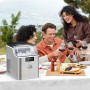 HOMCOM Eiswürfelmaschine aus Edelstahl, silberfarben, mit Eiswürfeln und feiernden Personen im Hintergrund.