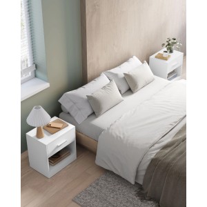 Zwei weiße Vasagle Nachttische mit Schubladen im Schlafzimmer.