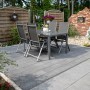 Verlegtes Diephaus Pflaster Mika Anthrazit, 30x20x6 cm, mit Sitzgruppe im Garten.