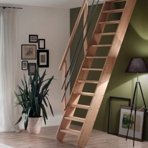 Helle Intercon Living Raumspartreppe aus Buche mit Holz-Metall-Geländer in modernem Wohnraum. Robuste Innentreppe.