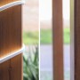 Paulmann SimpLED Outdoor Strip Set, 3m LED-Streifen in Tageslichtweiß, gewunden um einen Holzpfosten.