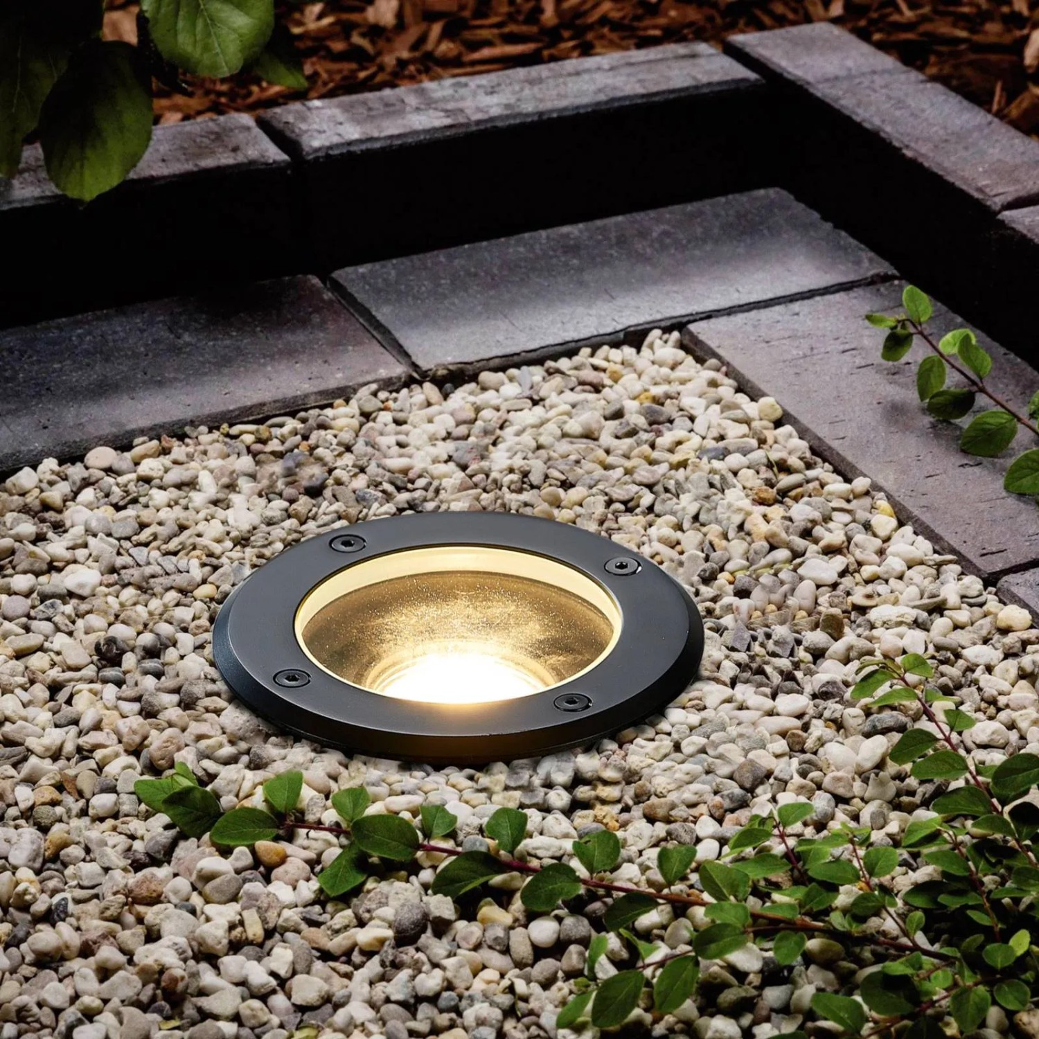Schwarzer Lindby Bodeneinbaustrahler Cliff für Garten & Terrasse mit GU10 Fassung.