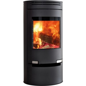 Schwarzer Aduro 1.1 Kaminofen aus Stahl, 6 kW, mit brennendem Holz hinter der Glasscheibe.