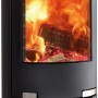 Schwarzer Aduro 1.1 Kaminofen aus Stahl, 6 kW, mit brennendem Holz hinter der Glasscheibe.