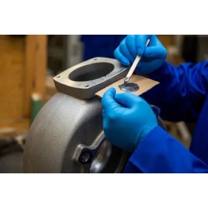Anwendung von WEICON Easy-Mix HT 250 Epoxyd-Klebstoff auf Metallteil. Hochtemperaturbeständig.