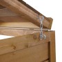 Braune Mülltonnenverkleidung aus Tannenholz: Detail des Deckels mit Wind-Sicherungskette.