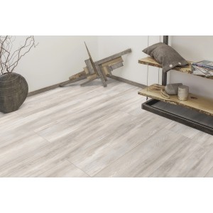 Verlegtes Kaindl Masterfloor Laminat 8mm Kiefer Rotara im Wohnraum mit Holzregal und Deko.