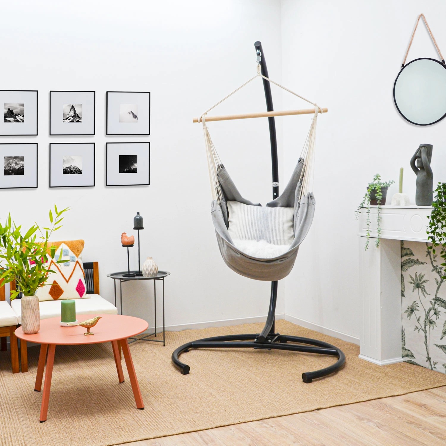 AMANKA XL Hängesessel in Lila-Grau mit Gestell im Wohnzimmer.