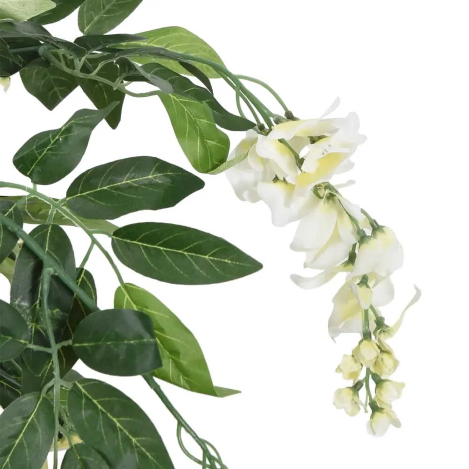 Detailaufnahme: Künstlicher Glyzinienbaum mit grünen Blättern und weißen Blüten.