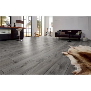 Heller Raum mit verlegtem Jangal Laminatboden Oak National Park Line Pro Structure.