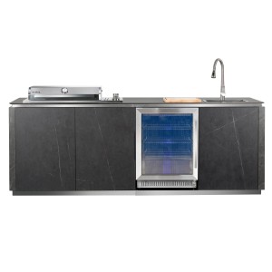 Buschbeck Outdoorküche Derby mit Keramikverkleidung, Kühlschrank und Spüle.