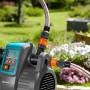 Gardena Garten- und Hauswasserautomat 5000/5 LCD mit angeschlossenen Gartenschläuchen im Einsatz.