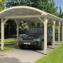 Skan Holz Carport Franken mit Bogendach und Auto. Holzkonstruktion mit transparenten Doppelstegplatten.
