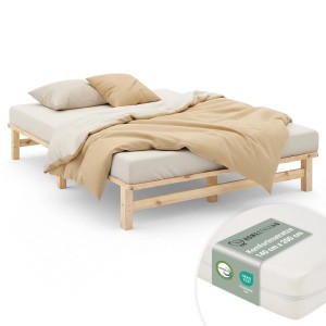Modernes Palettenbett 140x200 aus hellem Kiefernholz mit Matratze und beiger Bettwäsche. Jugendbett, Futonbett.
