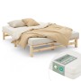 Modernes Palettenbett 140x200 aus hellem Kiefernholz mit Matratze und beiger Bettwäsche. Jugendbett, Futonbett.
