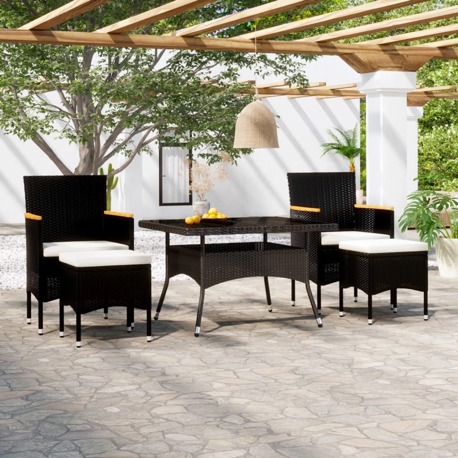Schwarze 5-tlg. Garten Essgruppe aus Polyrattan mit Glasplatte und cremefarbenen Kissen.