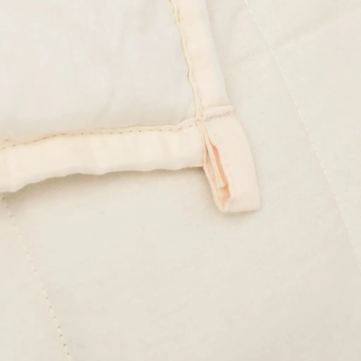 Hellcremefarbene Gewichtsdecke (220x235 cm, 15 kg) aus Stoff, Detailansicht.