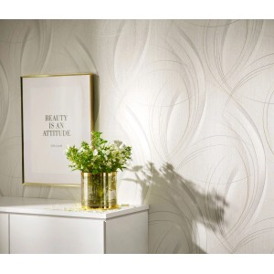 Beige Vliestapete mit geschwungenem Muster, Teil der Guido Maria Kretschmer Fashion for Walls 3 Kollektion.