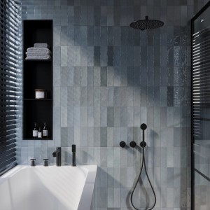 Badezimmer mit Wandfliese Nolita Cielo, 6,5x20 cm, glänzend, in Retro-Optik.