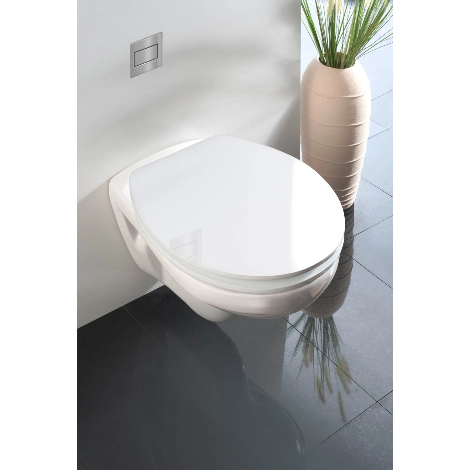 Wand-WC mit hochglänzendem, weißem Acryl WC-Sitz mit Absenkautomatik von Wenko.