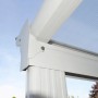 Detailaufnahme einer weißen Home Deluxe Terrassenüberdachung Solis aus Aluminium.