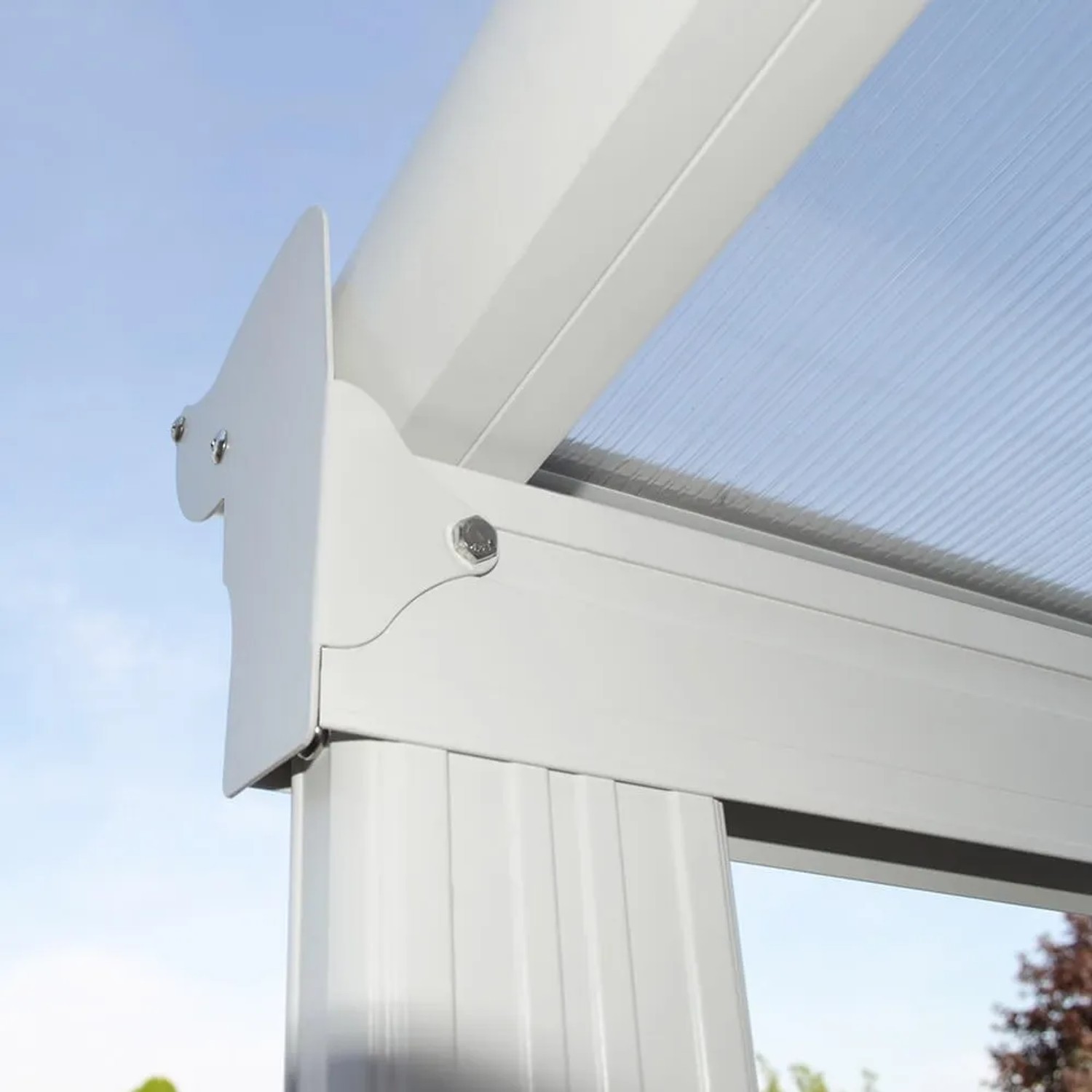 Detailaufnahme einer weißen Home Deluxe Terrassenüberdachung Solis aus Aluminium.