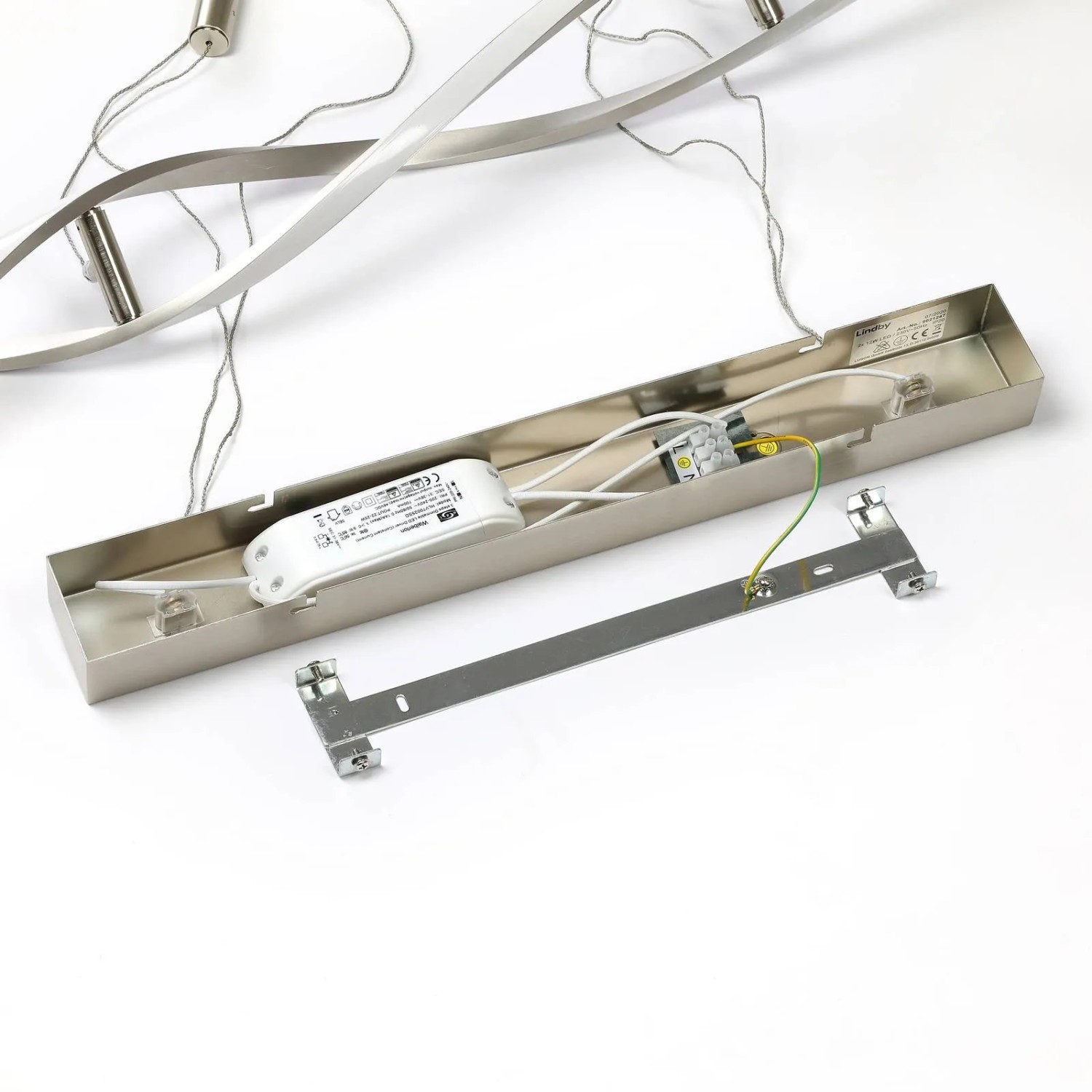 Detailansicht der Lindby LED Auron Deckenleuchte (2-flammig, Alu) mit Montageelementen.