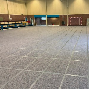 Verlegte Scorprotect Vliesfaserplatten (15 Stk.) als Abdeckmaterial zum Schutz des Hallenbodens.