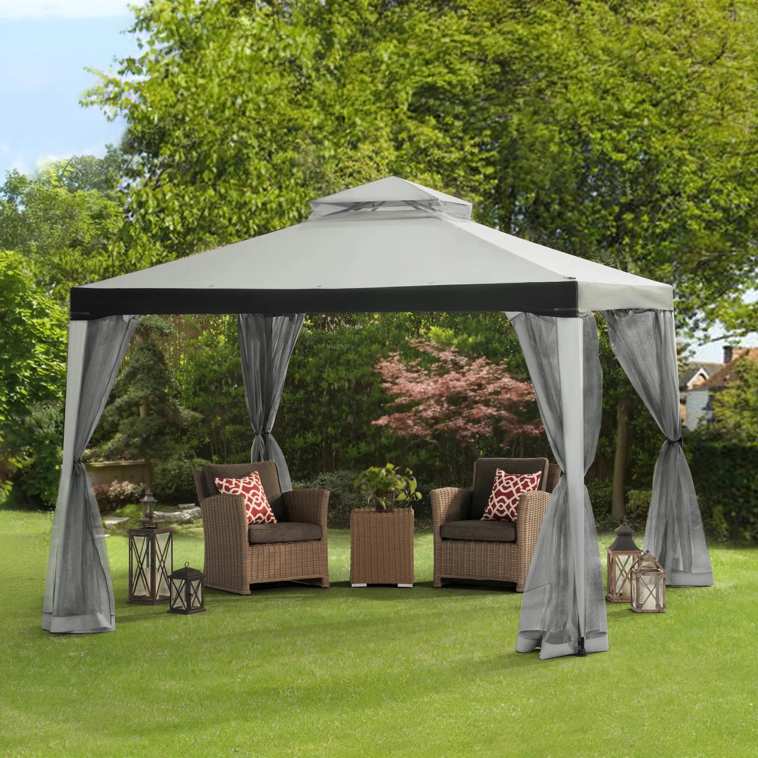 Grauer Sunjoy Stoff-Pavillon Roseg 300x300 cm mit Vorhängen im Garten.