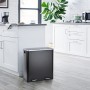 Schwarzer Svita Treteimer mit 2 Fächern (60L) zur Mülltrennung in moderner Küche.
