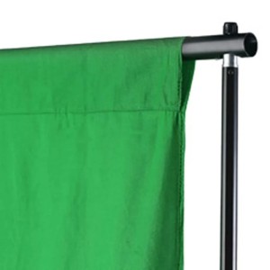 Grüner Baumwoll-Fotohintergrund 300x300 cm für Chroma-Key, an einer Stange befestigt.