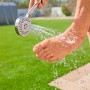 Bestway Solarflow Gartendusche: Handbrause im Einsatz, Wasserstrahl auf Fuß.