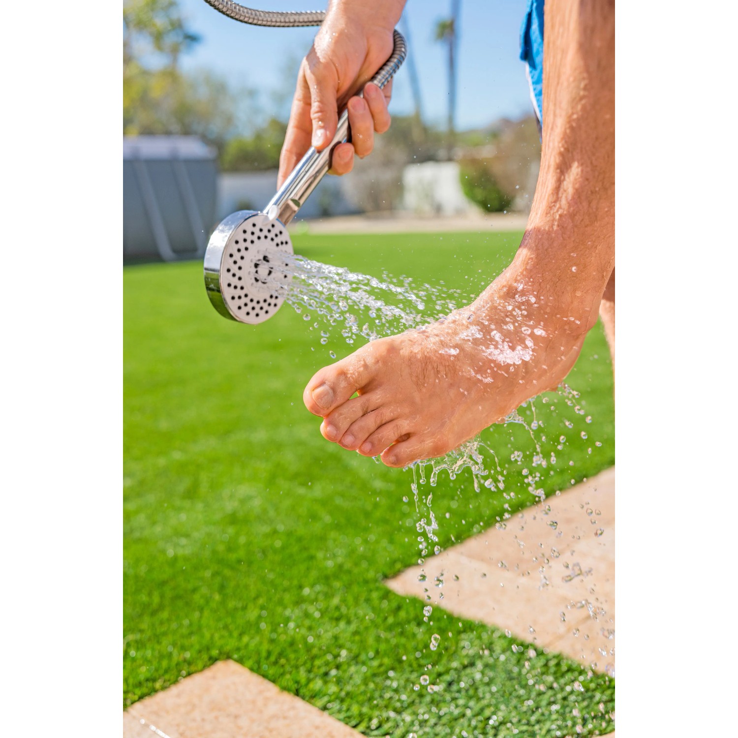 Bestway Solarflow Gartendusche: Handbrause im Einsatz, Wasserstrahl auf Fuß.