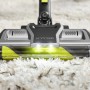 Detailaufnahme: Ryobi Akku-Staubsauger RASV18BL-0 Bodendüse mit LED-Licht auf Teppich.