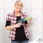 Frau hält wolfcraft Kartuschenpresse MG 300 mit Kartusche im Bad.