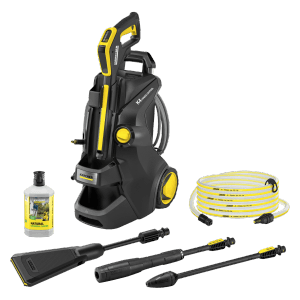 Kärcher K 4 Power Control Hochdruckreiniger mit Zubehör und Reinigungsmittel.