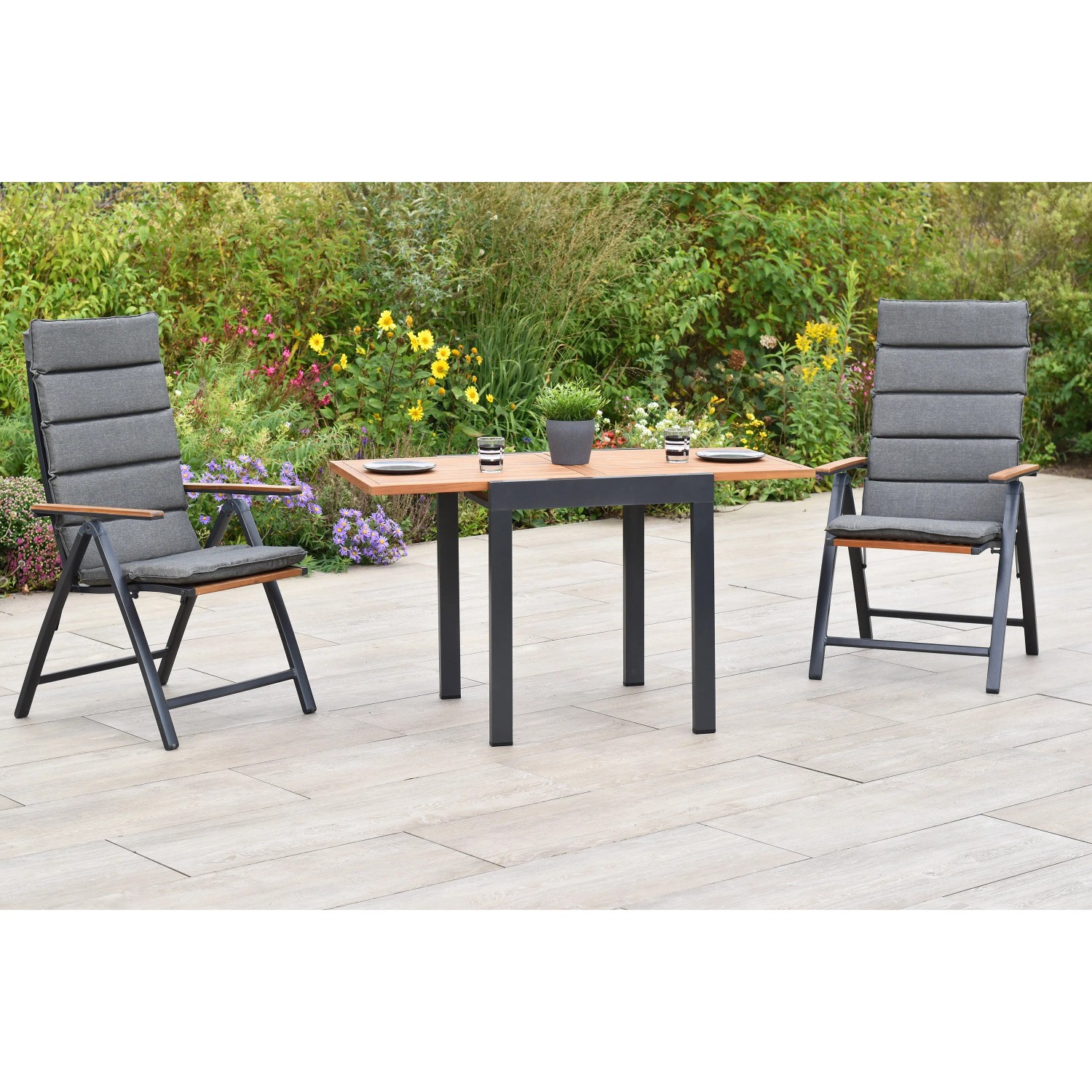 Merxx Athos Gartenmöbel-Set: Klappsessel mit Auflagen und Ausziehtisch aus Akazie und Aluminium.