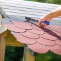 LUX Hammertacker Comfort im Einsatz zum Anbringen von Dachpappe mit 6 mm Feindrahtklammern.