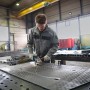Bosch Professional GWS 17-125 Winkelschleifer im Einsatz beim Schleifen von Metall.