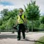 Mann mit Metabo Freischneider-Aufsatz MA-FS 40 im Einsatz. Akku-Trimmer für Gartenarbeiten.