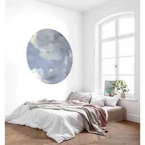 Runde, selbstklebende Komar Vlies Fototapete Simply Sky (Ø 125 cm) im Schlafzimmer.