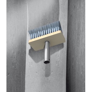 Auftragen von MEM Super-Haftgrund (10 l) mit Quast auf eine Wand. Bauabdichtung.