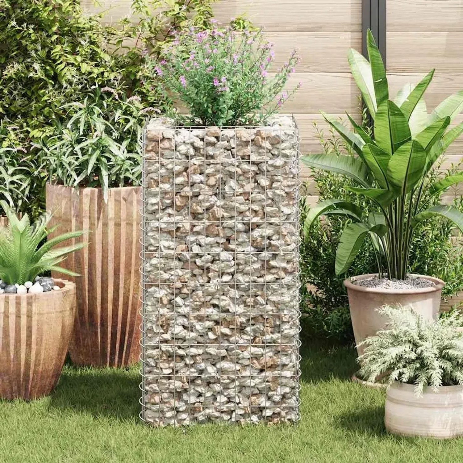 Furnicato Gabionen-Hochbeet aus Stahl, 50x50x100 cm, gefüllt mit Steinen im Garten.